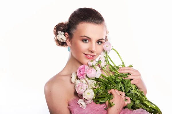 Junge schöne Frau mit einem Blumenstrauß zarte Frühlingsblumen — Stockfoto